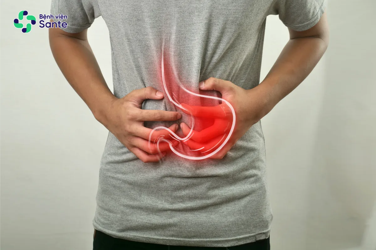 Bệnh viện Sante - Khi nào nên nội soi dạ dày? 6 dấu hiệu không nên bỏ qua Cơn đau âm ỉ hoặc nóng rát vùng thượng vị do tổn thương viêm loét dạ dày