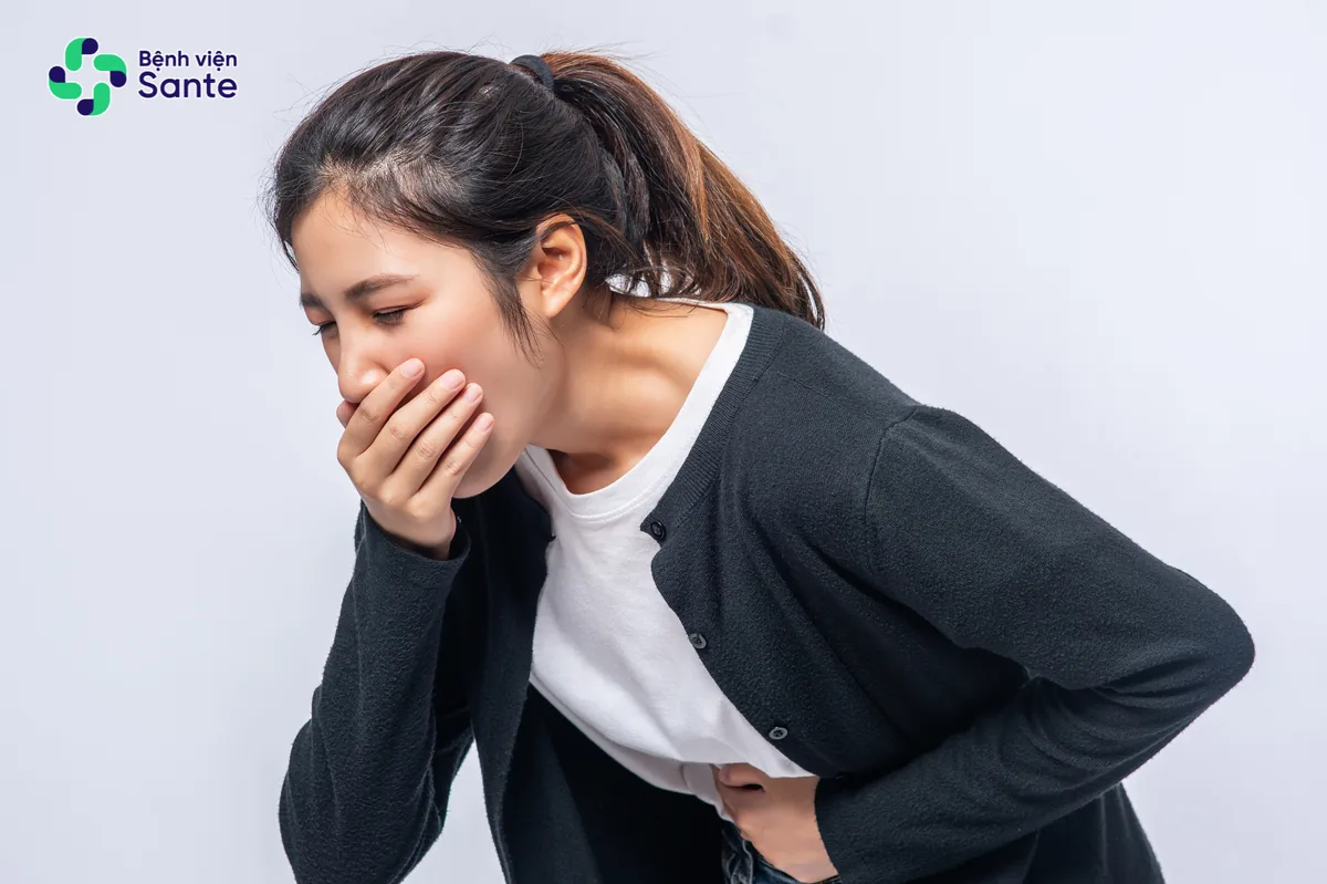 Bệnh viện Sante - Khi nào nên nội soi dạ dày? 6 dấu hiệu không nên bỏ qua (Hình 3) Ợ chua, ợ nóng và cảm giác buồn nôn tái diễn do trào ngược dạ dày thực quản