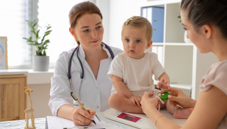 Khám định kỳ và theo dõi phát triển thể chất, tâm thần vận động