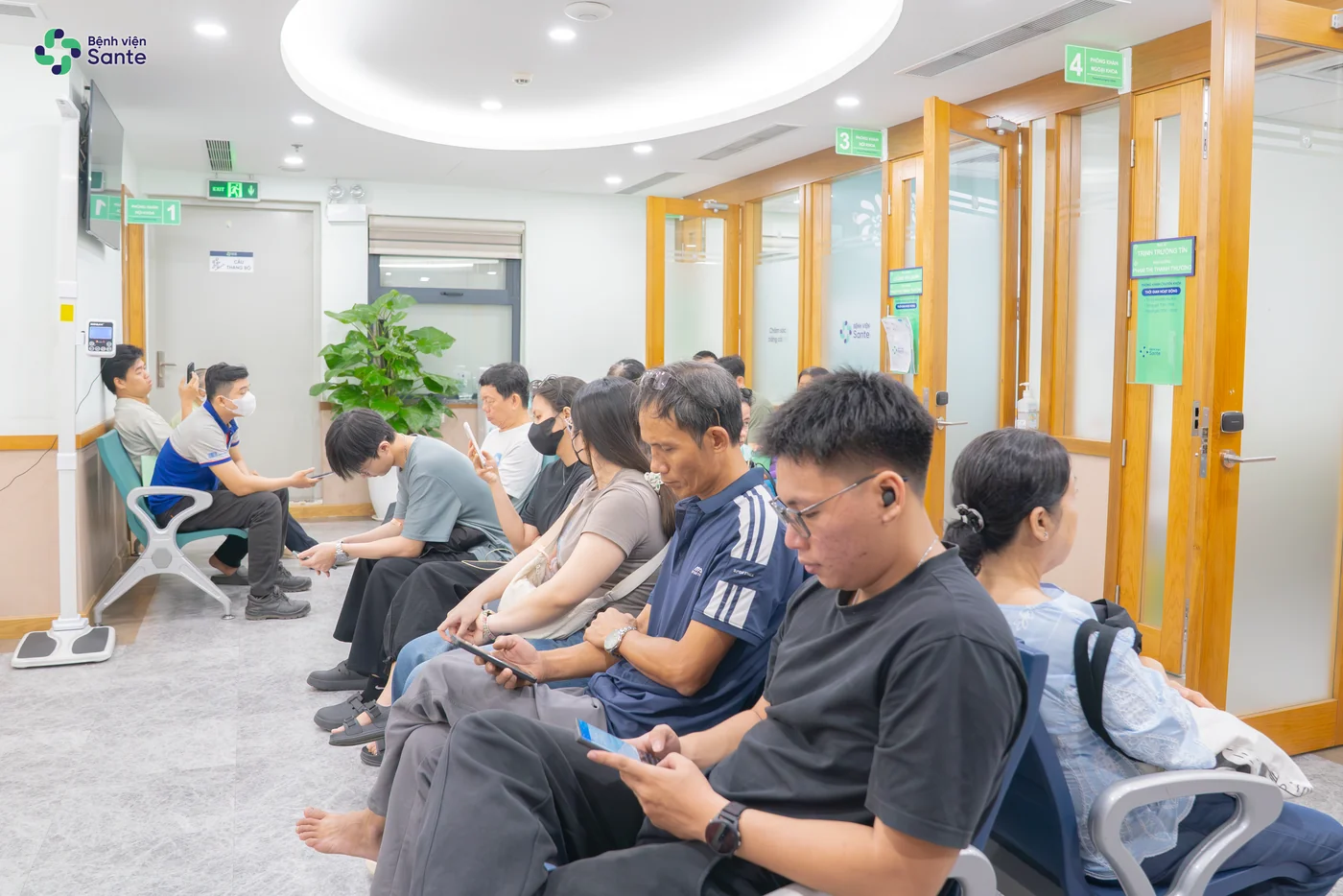 Bệnh viện Sante - Bệnh viện Sante tham gia Ngày hội Kết nối Giao thương 42: Đồng hành khám sức khỏe doanh nghiệp (Hình 4) The spacious and modern waiting area outside the specialist clinics at Sante Hospital
