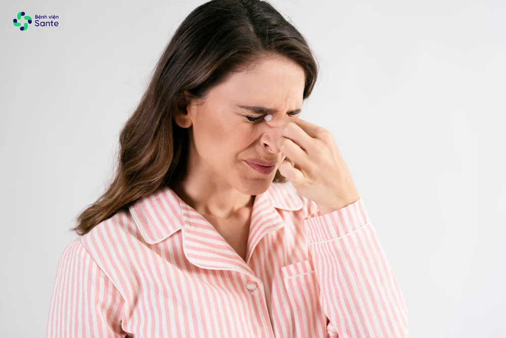 Người phụ nữ khó chịu vì bị nghẹt cứng một bên mũi khi nằm ngủ