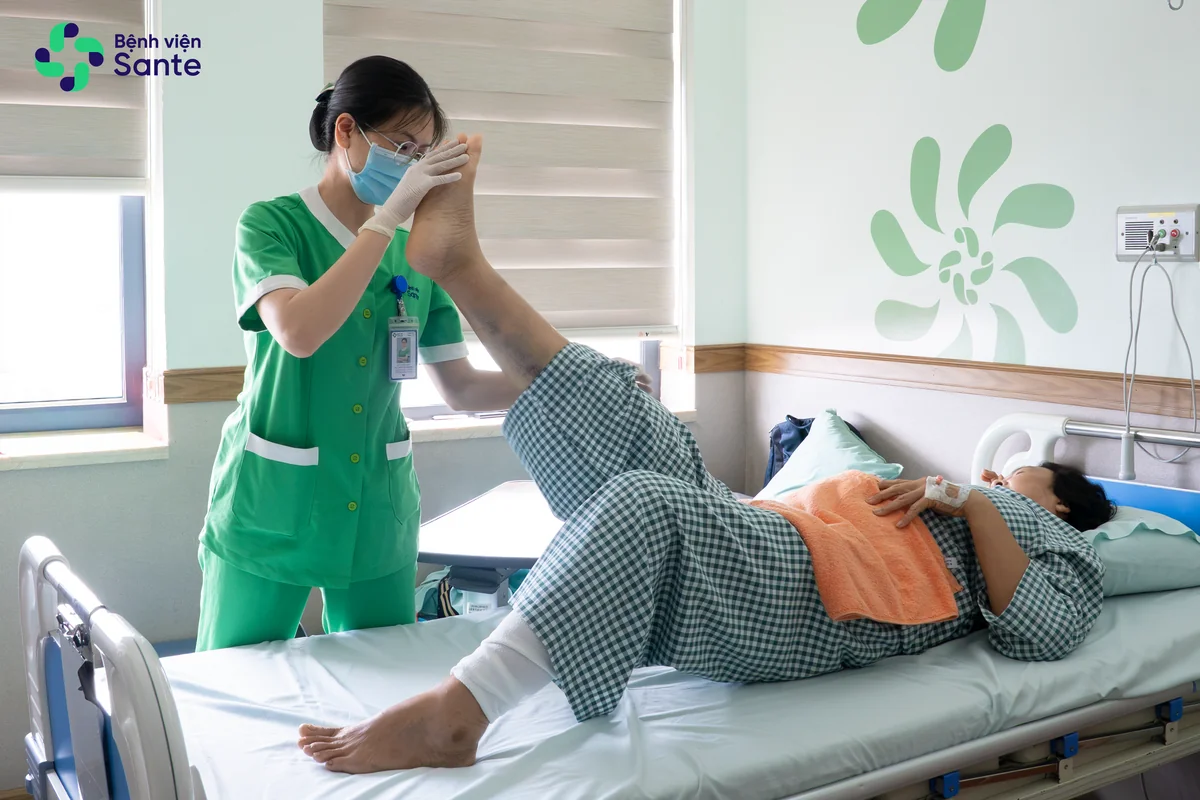 Bác sĩ Bệnh viện Sante thăm khám chuyên khoa Cơ xương khớp cho bệnh nhân