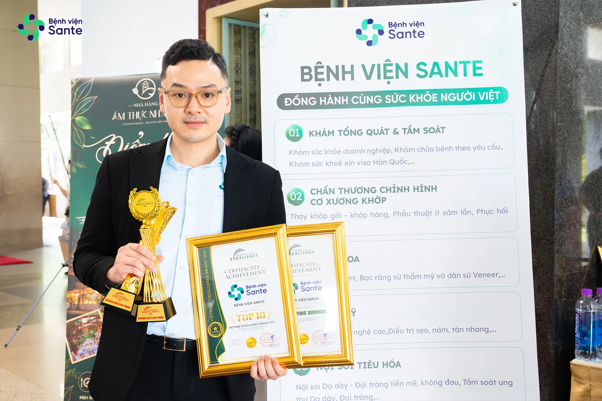 Cúp và chứng nhận Top 10 Vietnam Excellence Brand 2026 của Bệnh viện Sante